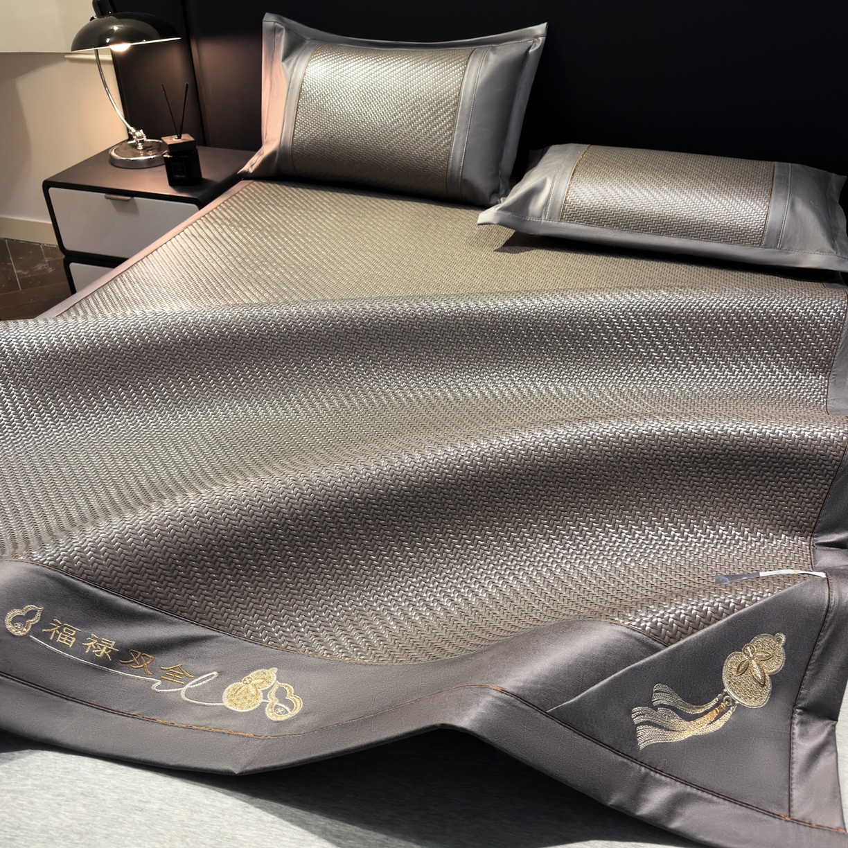 91家纺网 家纺一手货源 找家纺 欧邦 2026新款三层复合刺绣超冷感PE软席雪藤席子-福禄 福禄-灰色
