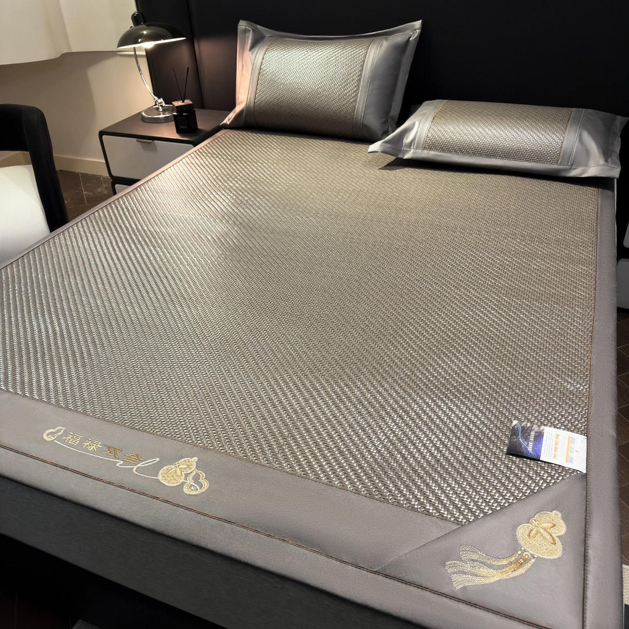 91家纺网 家纺一手货源 找家纺 欧邦 2026新款三层复合刺绣超冷感PE软席雪藤席子-福禄 福禄-灰色