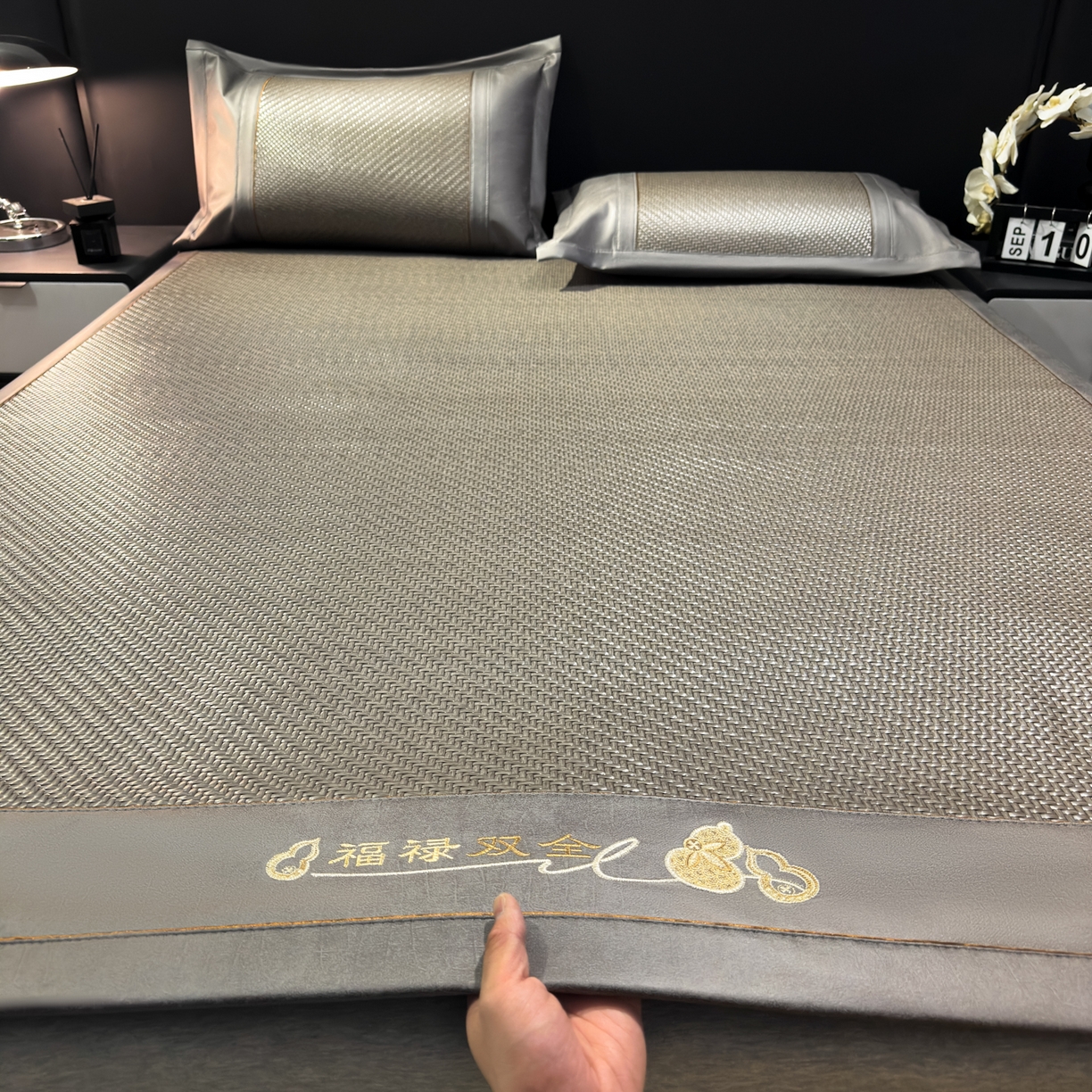 91家纺网 家纺一手货源 找家纺 欧邦 2026新款三层复合刺绣超冷感PE软席雪藤席子-福禄 福禄-灰色