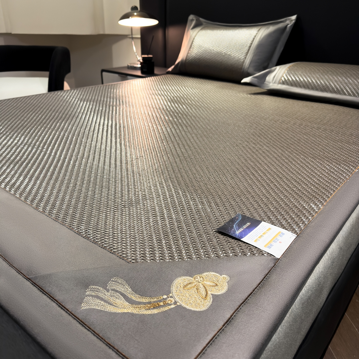 91家纺网 家纺一手货源 找家纺 欧邦 2026新款三层复合刺绣超冷感PE软席雪藤席子-福禄 福禄-灰色