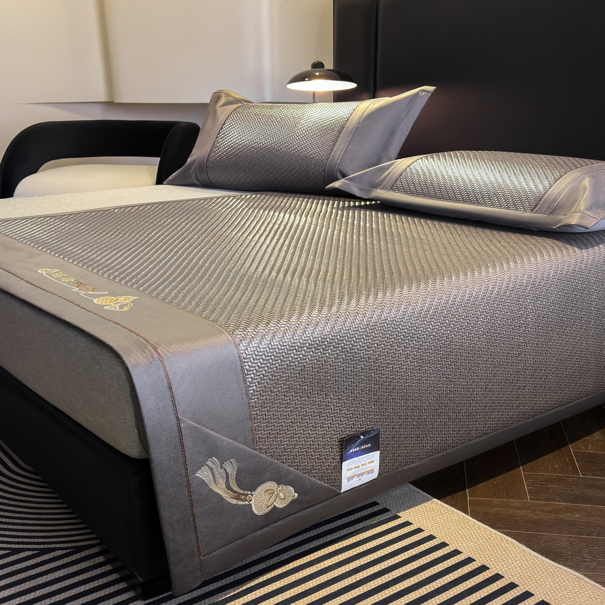 91家纺网 家纺一手货源 找家纺 欧邦 2026新款三层复合刺绣超冷感PE软席雪藤席子-福禄 福禄-灰色