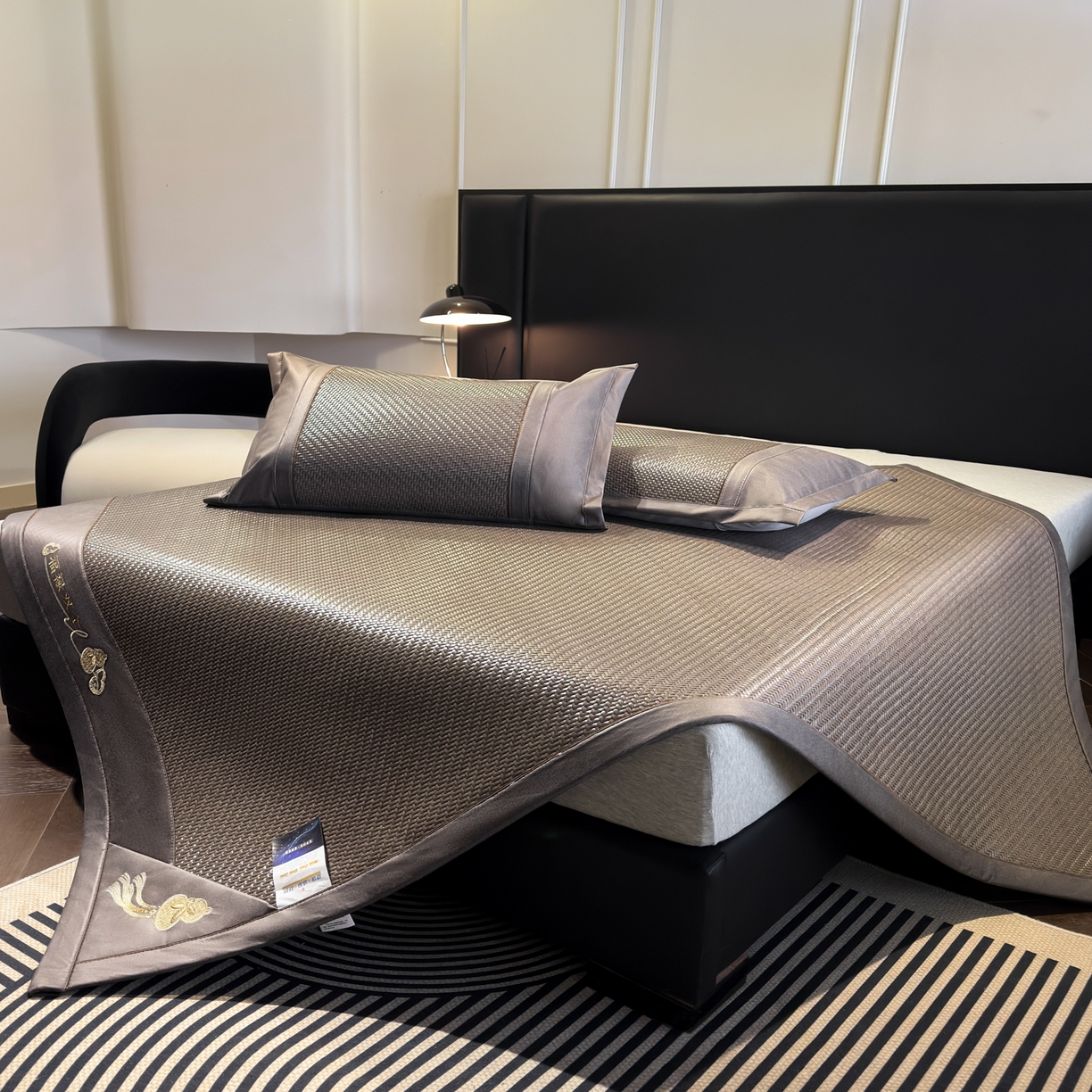 91家纺网 家纺一手货源 找家纺 欧邦 2026新款三层复合刺绣超冷感PE软席雪藤席子-福禄 福禄-灰色