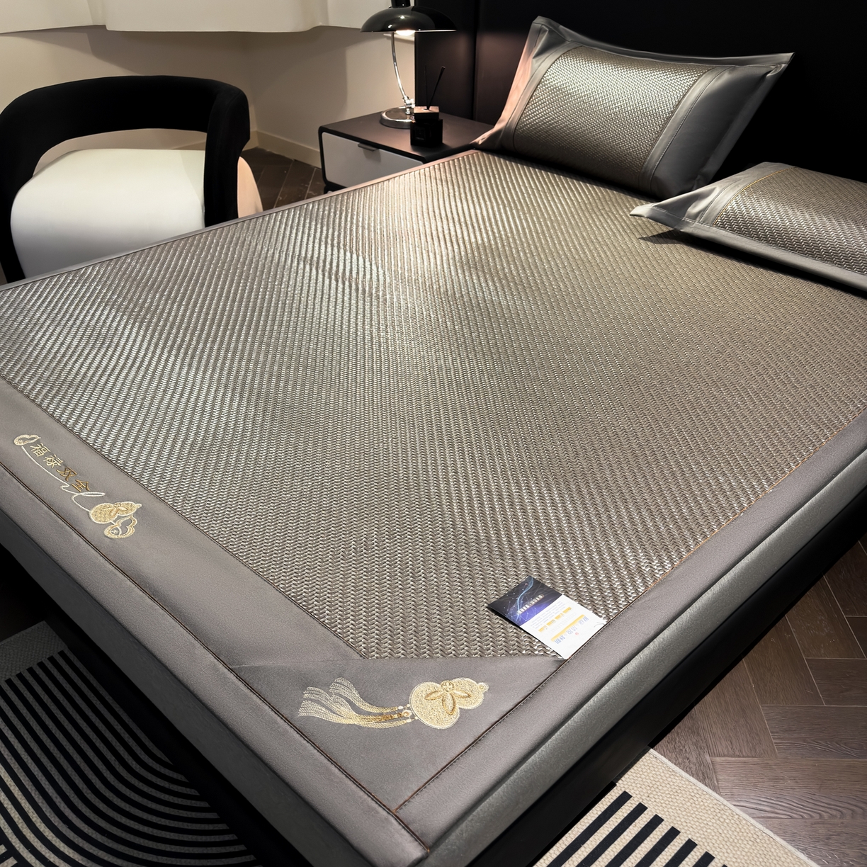 91家纺网 家纺一手货源 找家纺 欧邦 2026新款三层复合刺绣超冷感PE软席雪藤席子-福禄 福禄-灰色