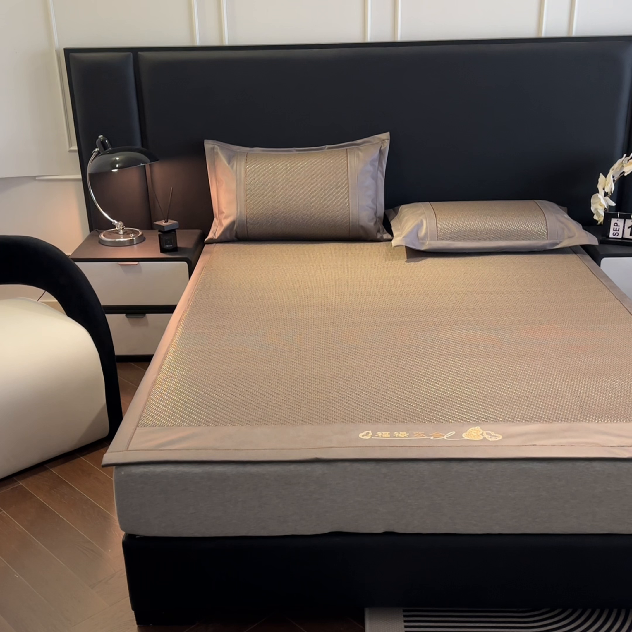 91家纺网 家纺一手货源 找家纺 欧邦 2026新款三层复合刺绣超冷感PE软席雪藤席子-福禄 福禄-灰色