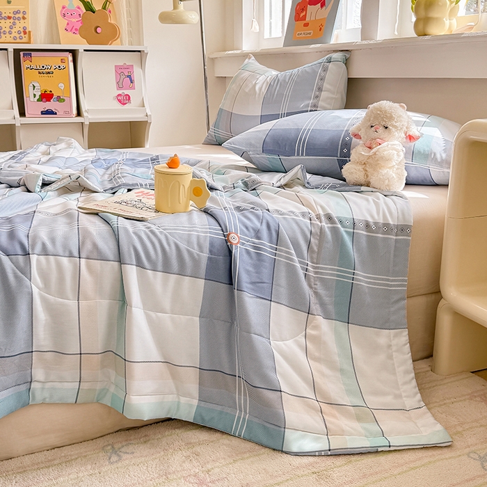 91家纺网 家纺一手货源 找家纺 天瑜家纺 2026新款棉绸夏被苏香绸舒香绸夏凉被人造棉空调被 时尚条格  蓝