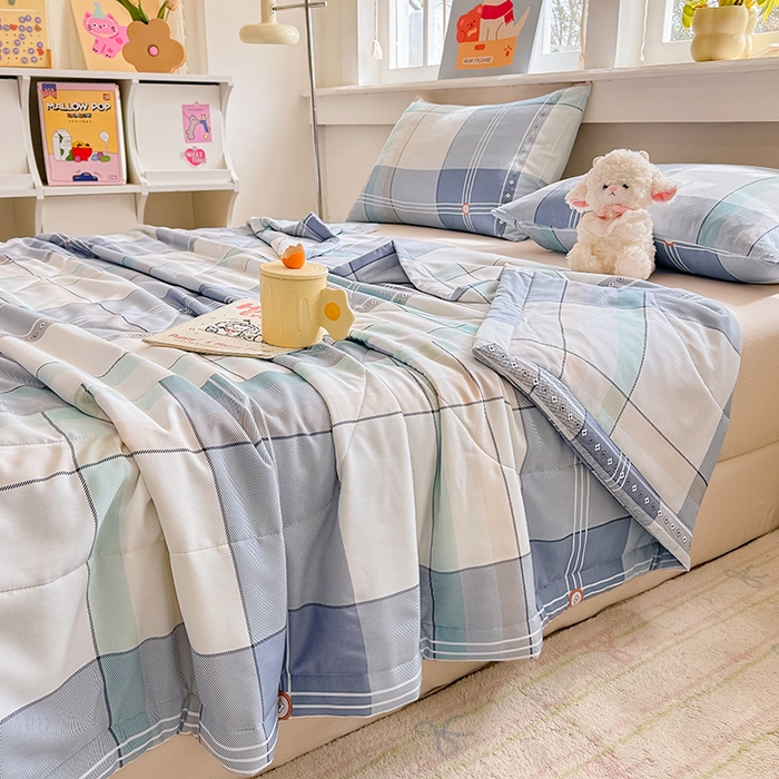 91家纺网 家纺一手货源 找家纺 天瑜家纺 2026新款棉绸夏被苏香绸舒香绸夏凉被人造棉空调被 时尚条格  蓝