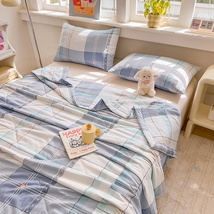 91家纺网 家纺一手货源 找家纺 天瑜家纺 2026新款棉绸夏被苏香绸舒香绸夏凉被人造棉空调被 时尚条格  蓝