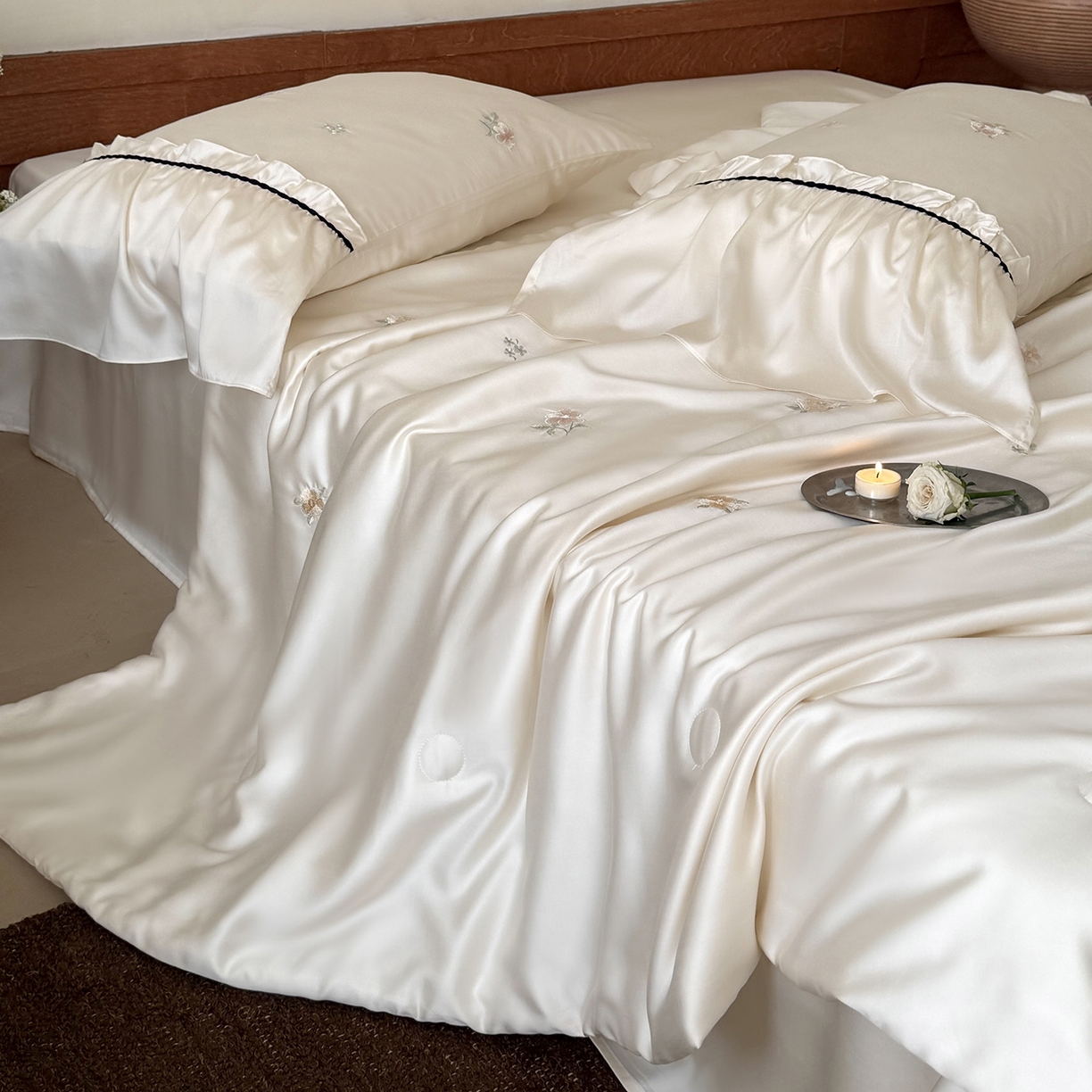 91家纺网 家纺一手货源 找家纺 鹿班家居 2026新款60S兰精天丝刺绣夏被系列-玖野集（标准会员-20元) 白色