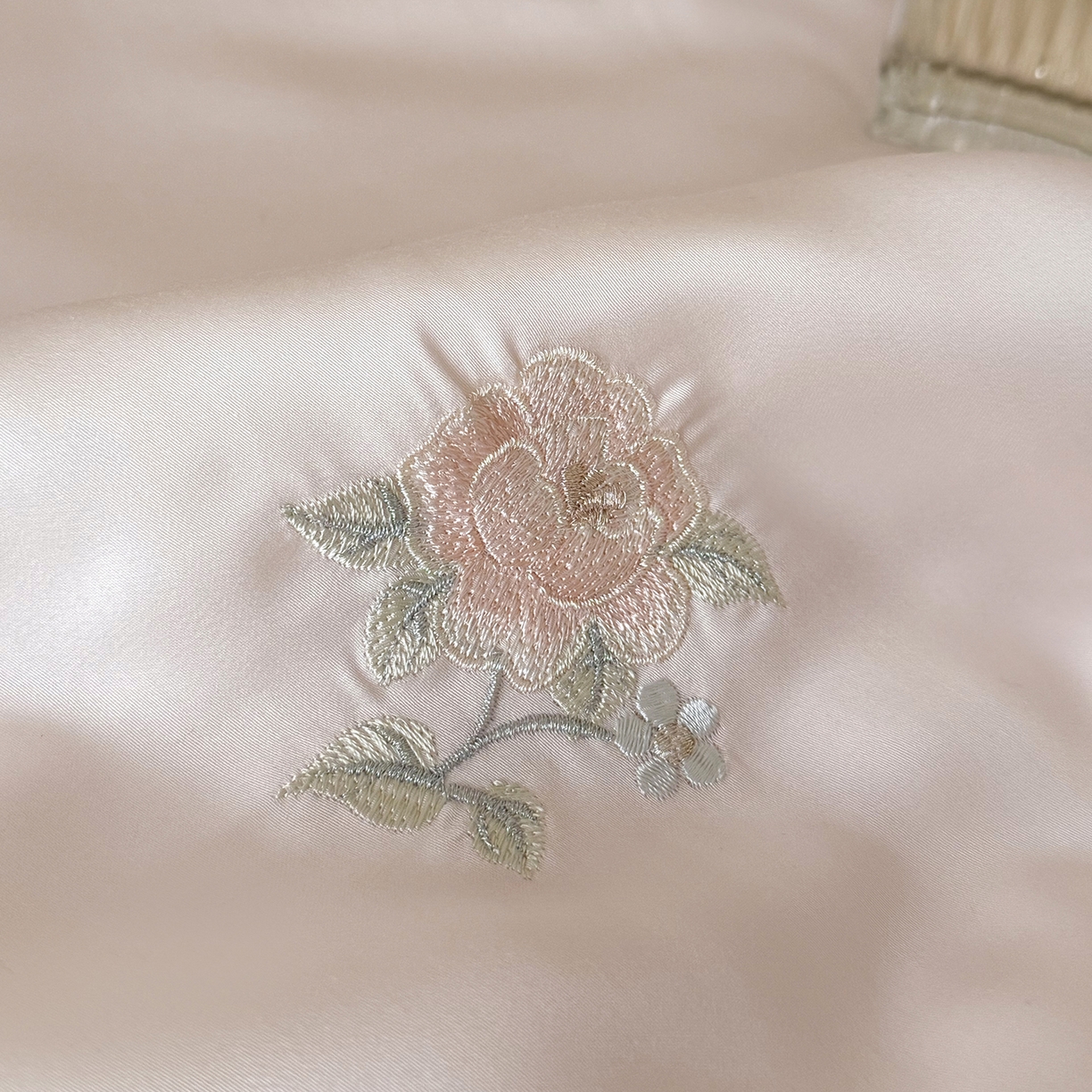 91家纺网 家纺一手货源 找家纺 鹿班家居 2026新款60S兰精天丝刺绣夏被系列-玖野集（标准会员-20元) 粉色