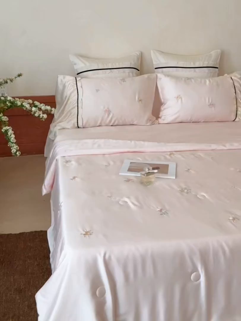 91家纺网 家纺一手货源 找家纺 鹿班家居 2026新款60S兰精天丝刺绣夏被系列-玖野集（标准会员-20元) 粉色