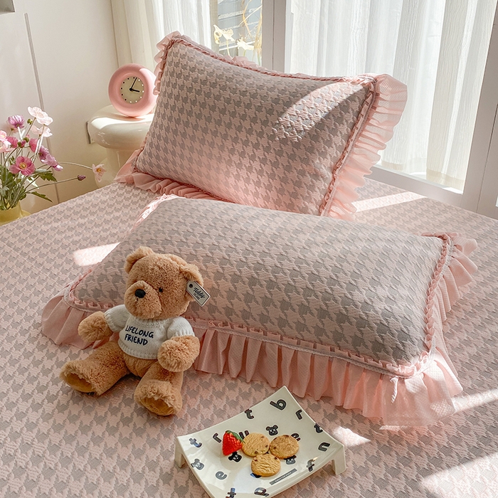 91家纺网 家纺一手货源 找家纺 七里香 2026春夏新款2026新款华夫格3D千鸟格冰豆豆凉席床裙款三件套 千鸟格-粉玉