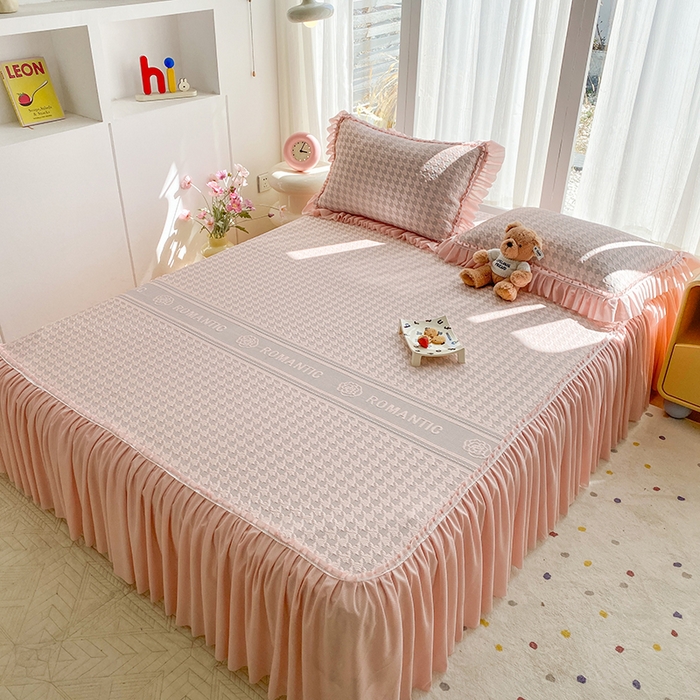 91家纺网 家纺一手货源 找家纺 七里香 2026春夏新款2026新款华夫格3D千鸟格冰豆豆凉席床裙款三件套 千鸟格-粉玉