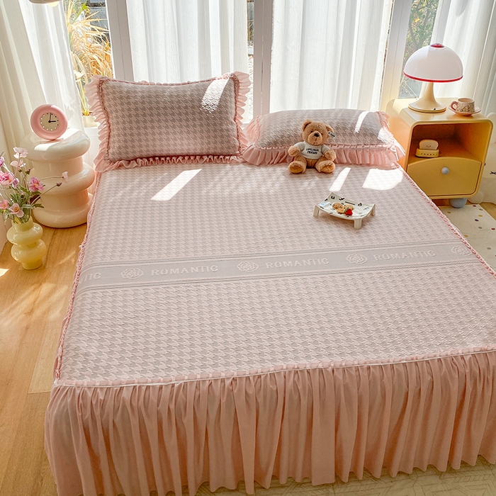 91家纺网 家纺一手货源 找家纺 七里香 2026春夏新款2026新款华夫格3D千鸟格冰豆豆凉席床裙款三件套 千鸟格-粉玉