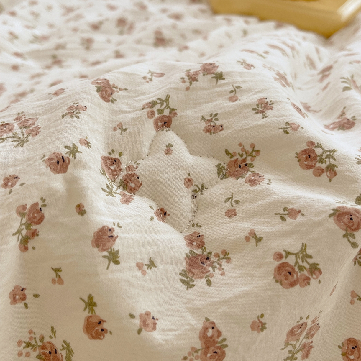 91家纺网 家纺一手货源 找家纺 宝士康家纺 2026新款10A抗菌全棉花边双拼云朵棉单夏被夏被四件套 双拼咖格-玫瑰小熊