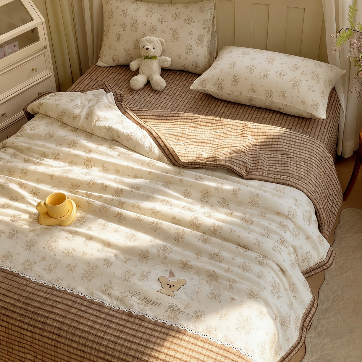 91家纺网 家纺一手货源 找家纺 宝士康家纺 2026新款10A抗菌全棉花边双拼云朵棉单夏被夏被四件套 双拼咖格-花田小熊