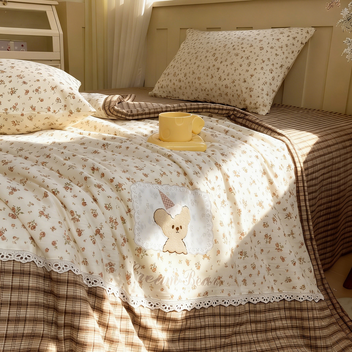 91家纺网 家纺一手货源 找家纺 宝士康家纺 2026新款10A抗菌全棉花边双拼云朵棉单夏被夏被四件套 双拼咖格-玫瑰小熊