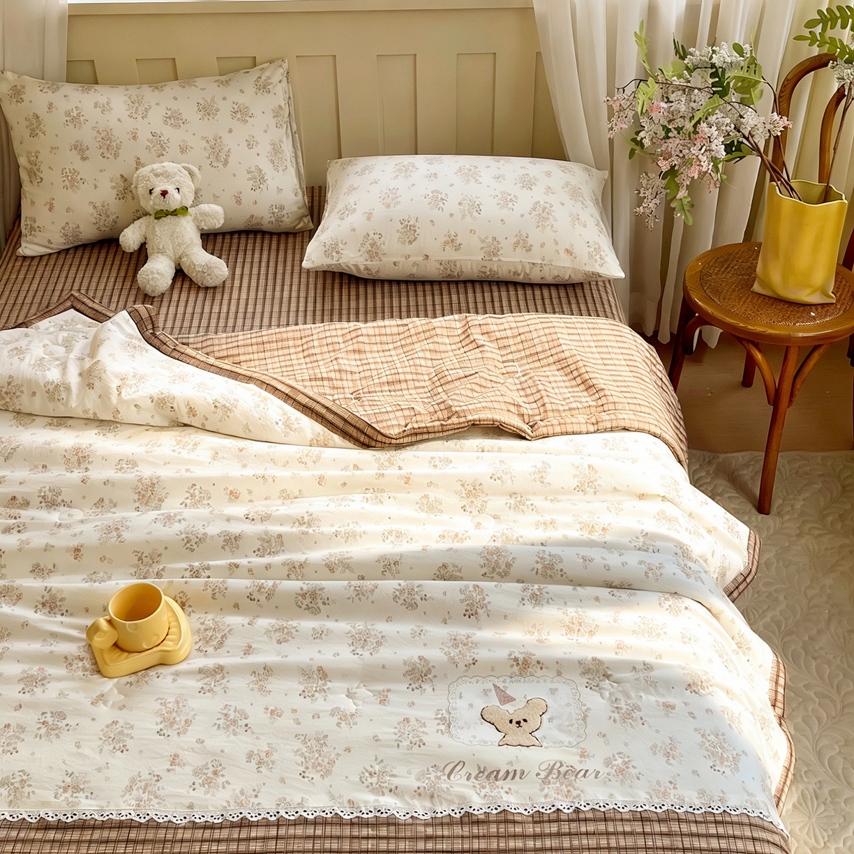 91家纺网 家纺一手货源 找家纺 宝士康家纺 2026新款10A抗菌全棉花边双拼云朵棉单夏被夏被四件套 双拼咖格-花田小熊