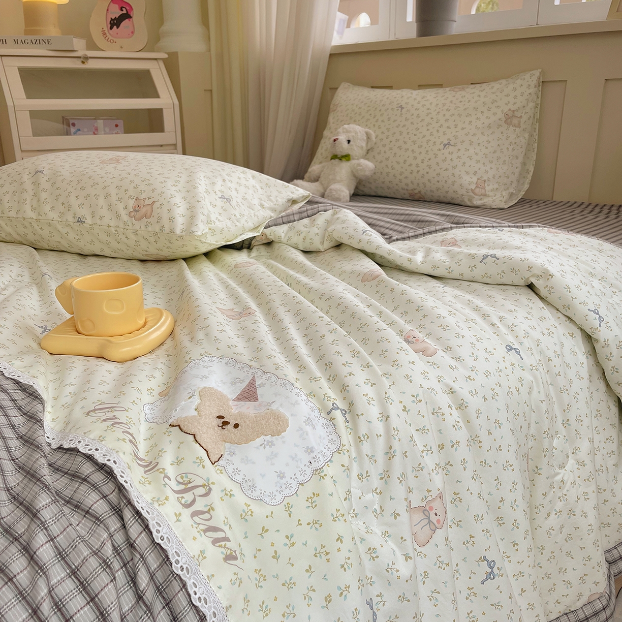 91家纺网 家纺一手货源 找家纺 宝士康家纺 2026新款10A抗菌全棉花边双拼云朵棉单夏被夏被四件套 双拼灰格-碎花小狗