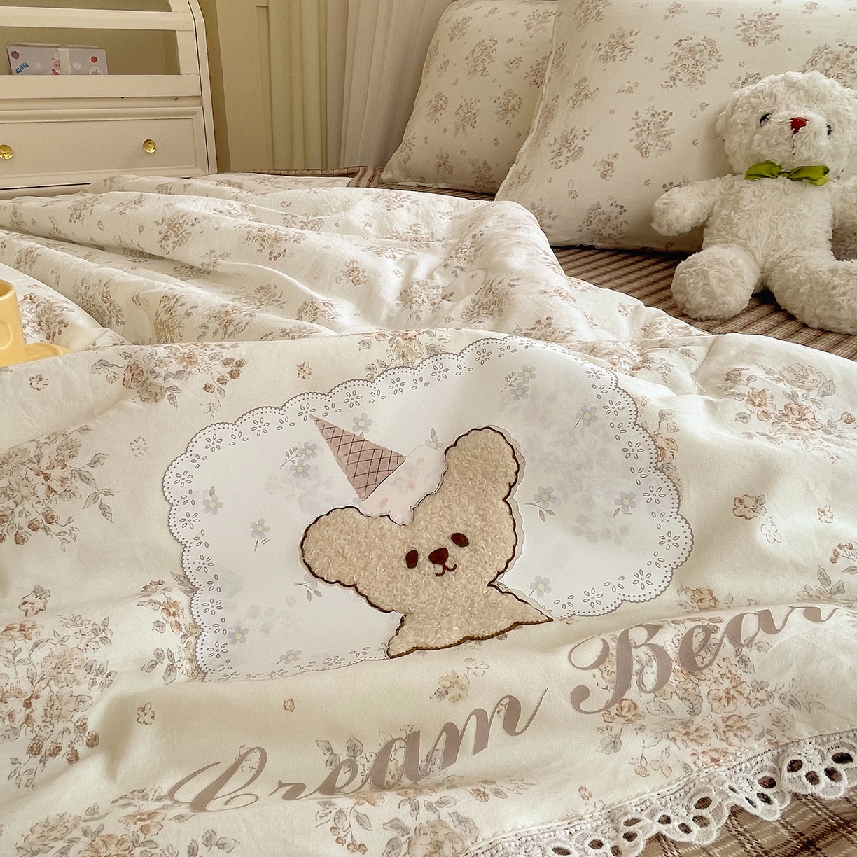 91家纺网 家纺一手货源 找家纺 宝士康家纺 2026新款10A抗菌全棉花边双拼云朵棉单夏被夏被四件套 双拼咖格-花田小熊