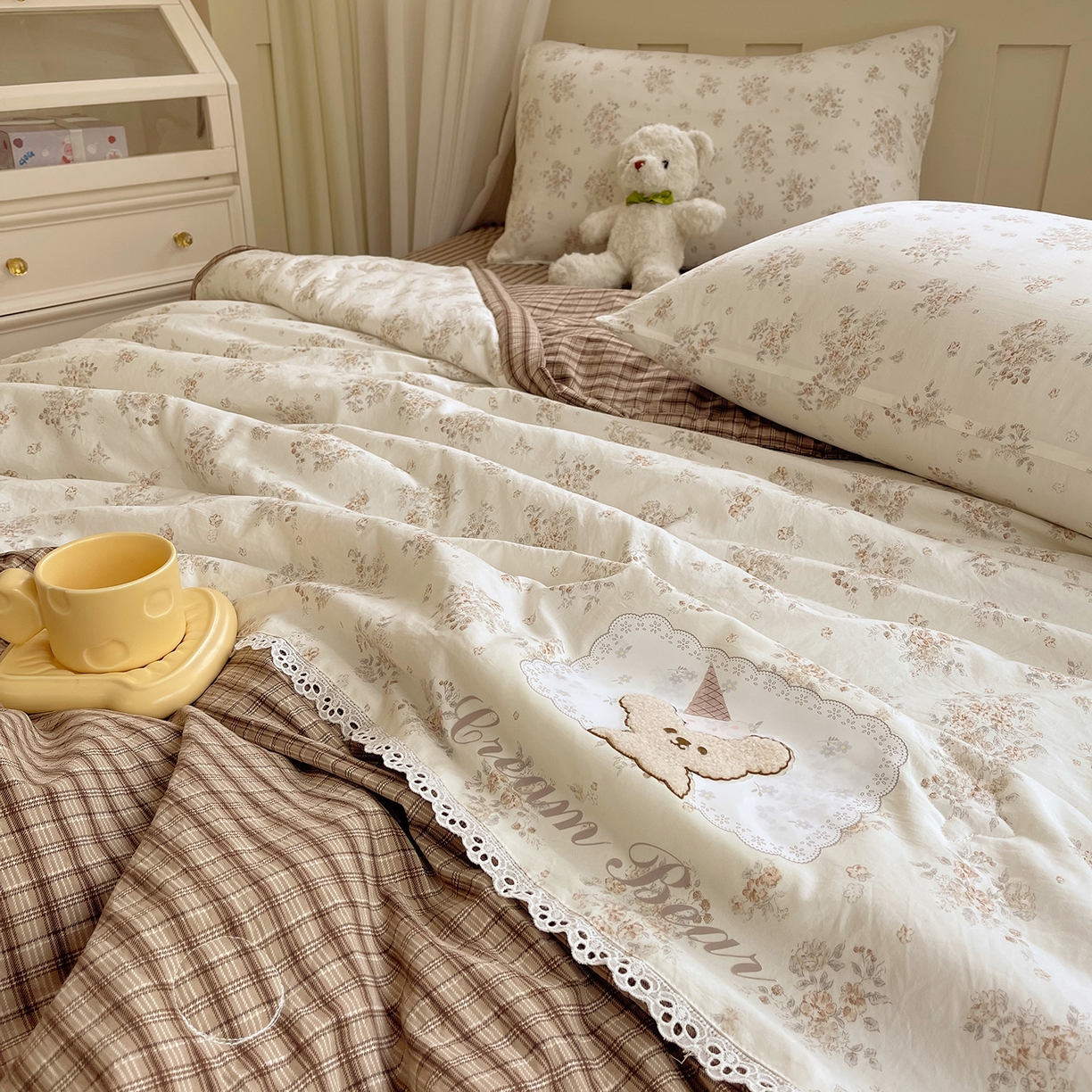 91家纺网 家纺一手货源 找家纺 宝士康家纺 2026新款10A抗菌全棉花边双拼云朵棉单夏被夏被四件套 双拼咖格-花田小熊