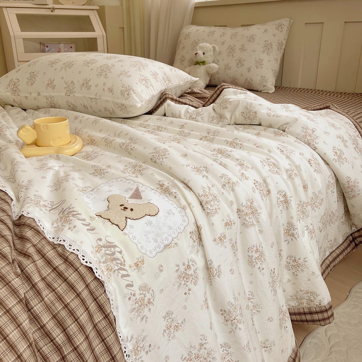 91家纺网 家纺一手货源 找家纺 宝士康家纺 2026新款10A抗菌全棉花边双拼云朵棉单夏被夏被四件套 双拼咖格-花田小熊