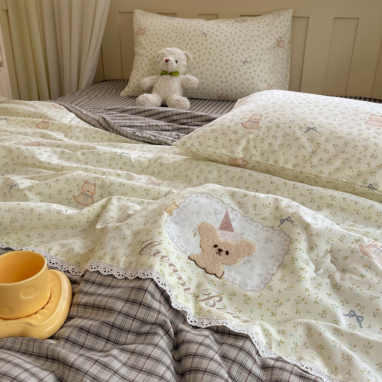 91家纺网 家纺一手货源 找家纺 宝士康家纺 2026新款10A抗菌全棉花边双拼云朵棉单夏被夏被四件套 双拼灰格-碎花小狗