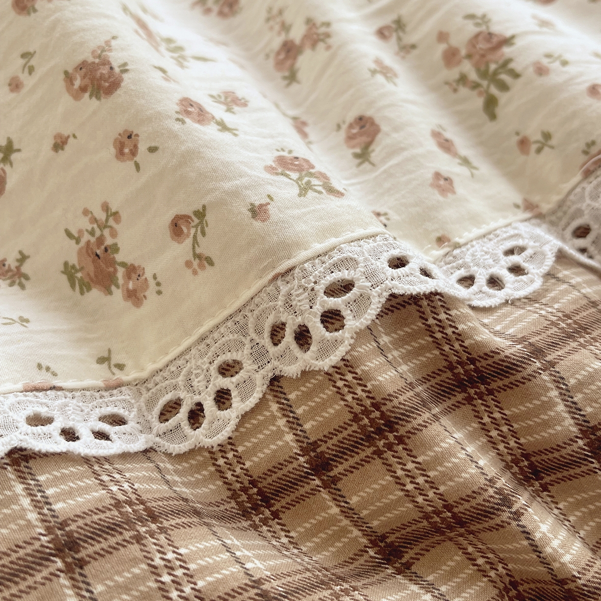 91家纺网 家纺一手货源 找家纺 宝士康家纺 2026新款10A抗菌全棉花边双拼云朵棉单夏被夏被四件套 双拼咖格-玫瑰小熊