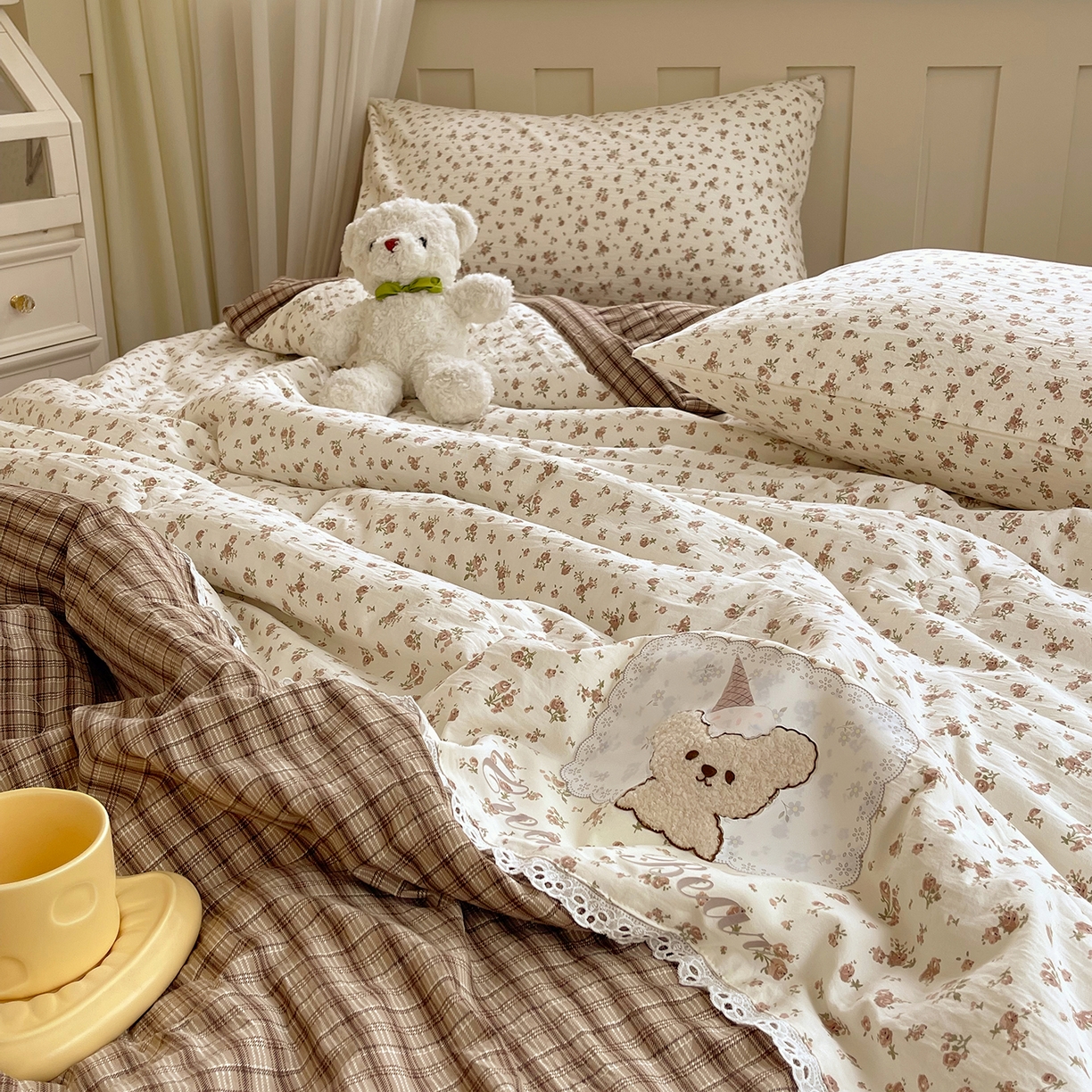 91家纺网 家纺一手货源 找家纺 宝士康家纺 2026新款10A抗菌全棉花边双拼云朵棉单夏被夏被四件套 双拼咖格-玫瑰小熊