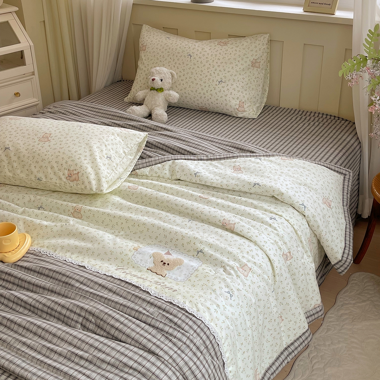 91家纺网 家纺一手货源 找家纺 宝士康家纺 2026新款10A抗菌全棉花边双拼云朵棉单夏被夏被四件套 双拼灰格-碎花小狗