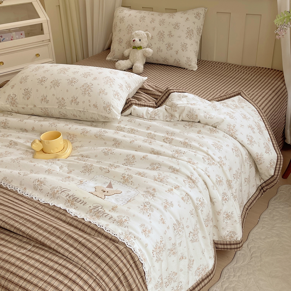 91家纺网 家纺一手货源 找家纺 宝士康家纺 2026新款10A抗菌全棉花边双拼云朵棉单夏被夏被四件套 双拼咖格-花田小熊