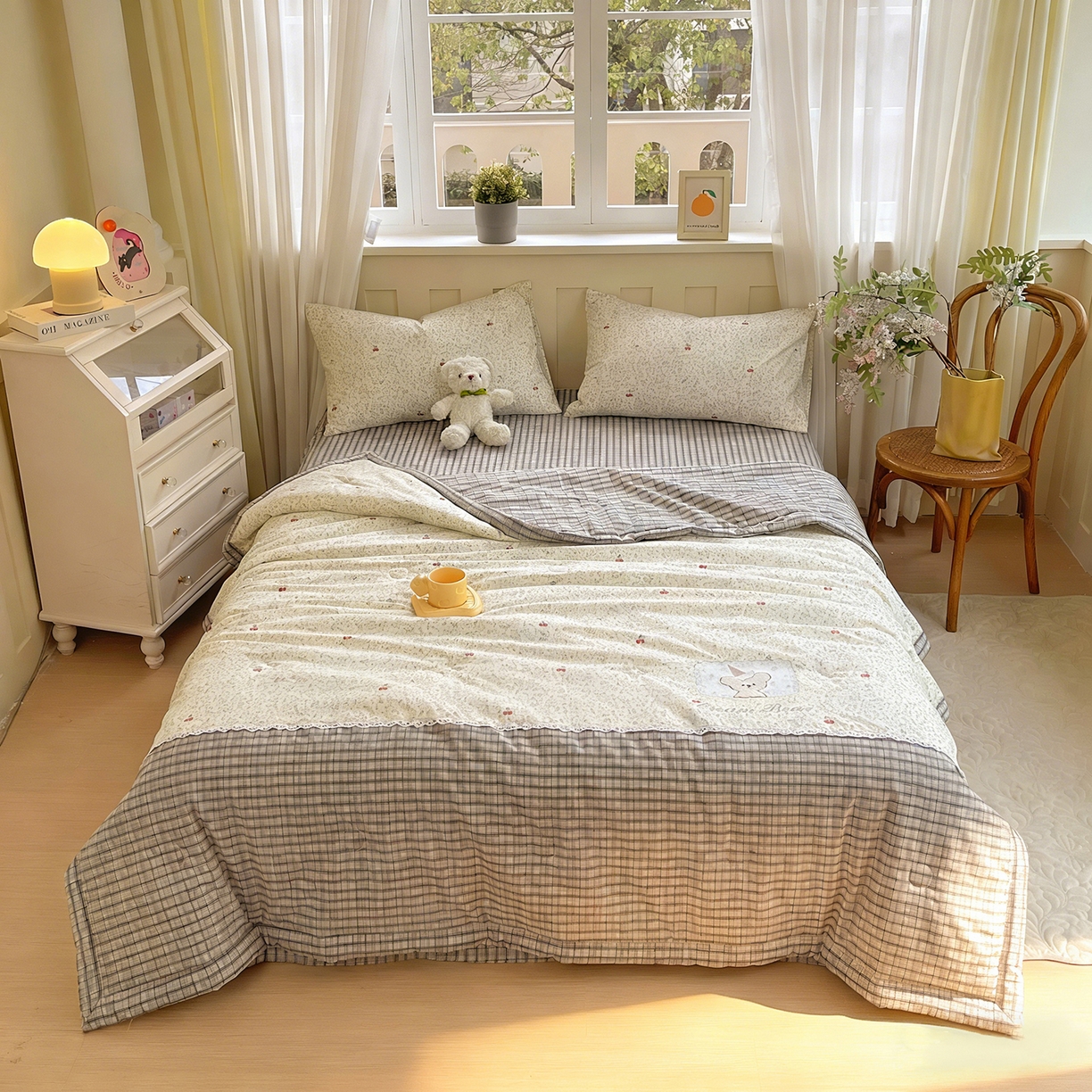 91家纺网 家纺一手货源 找家纺 宝士康家纺 2026新款10A抗菌全棉花边双拼云朵棉单夏被夏被四件套 双拼灰格-碎花小樱桃