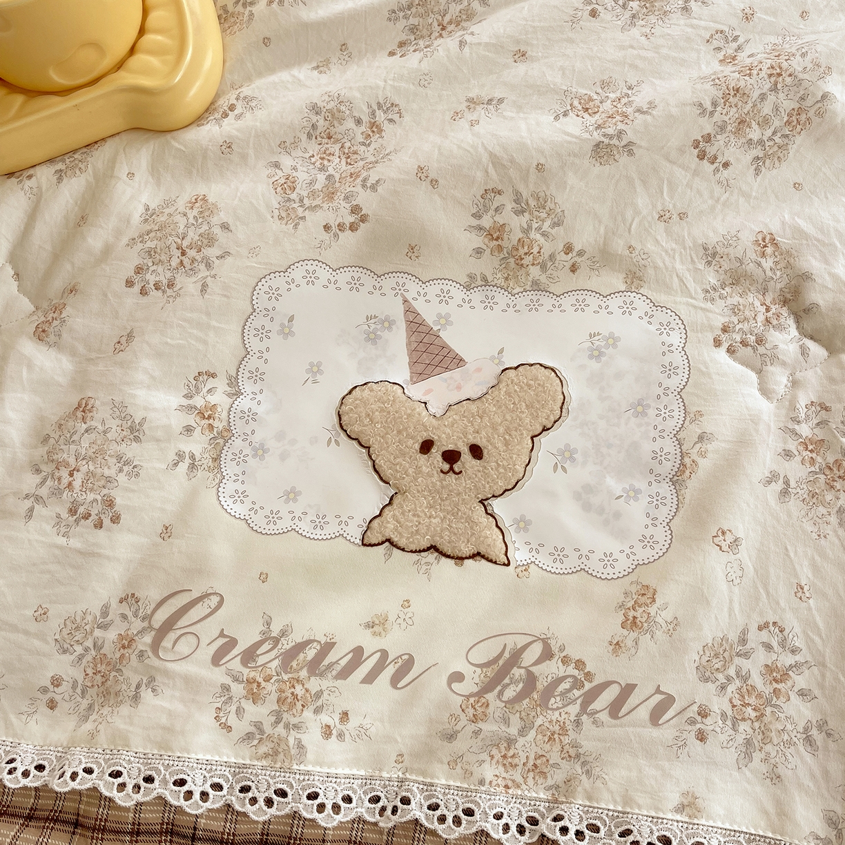 91家纺网 家纺一手货源 找家纺 宝士康家纺 2026新款10A抗菌全棉花边双拼云朵棉单夏被夏被四件套 双拼咖格-花田小熊