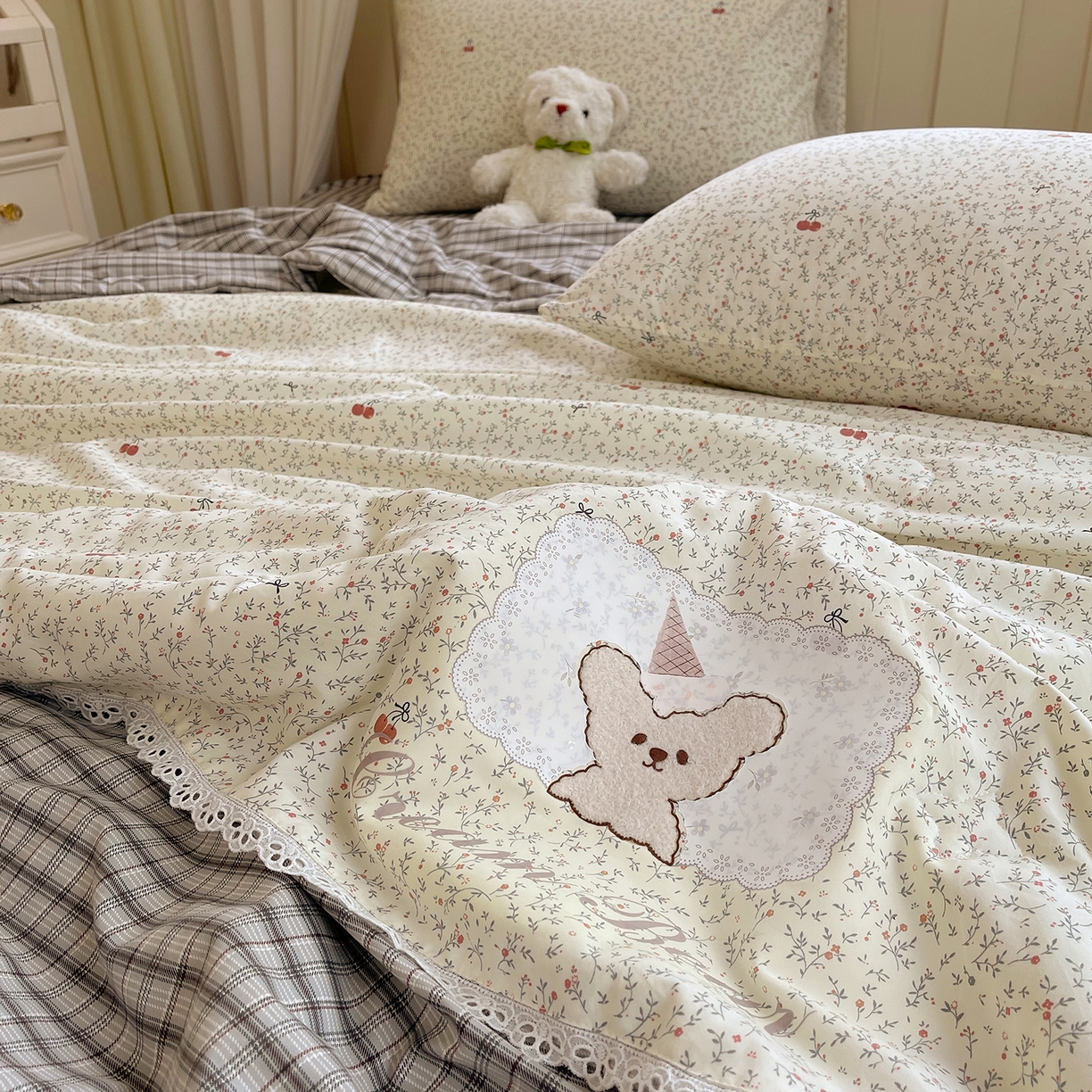 91家纺网 家纺一手货源 找家纺 宝士康家纺 2026新款10A抗菌全棉花边双拼云朵棉单夏被夏被四件套 双拼灰格-碎花小樱桃