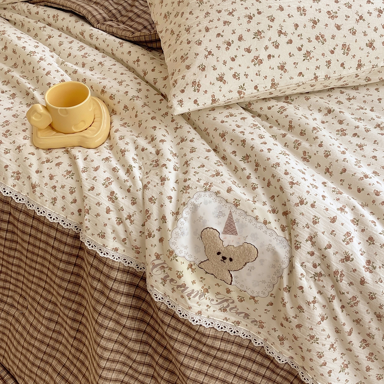 91家纺网 家纺一手货源 找家纺 宝士康家纺 2026新款10A抗菌全棉花边双拼云朵棉单夏被夏被四件套 双拼咖格-玫瑰小熊