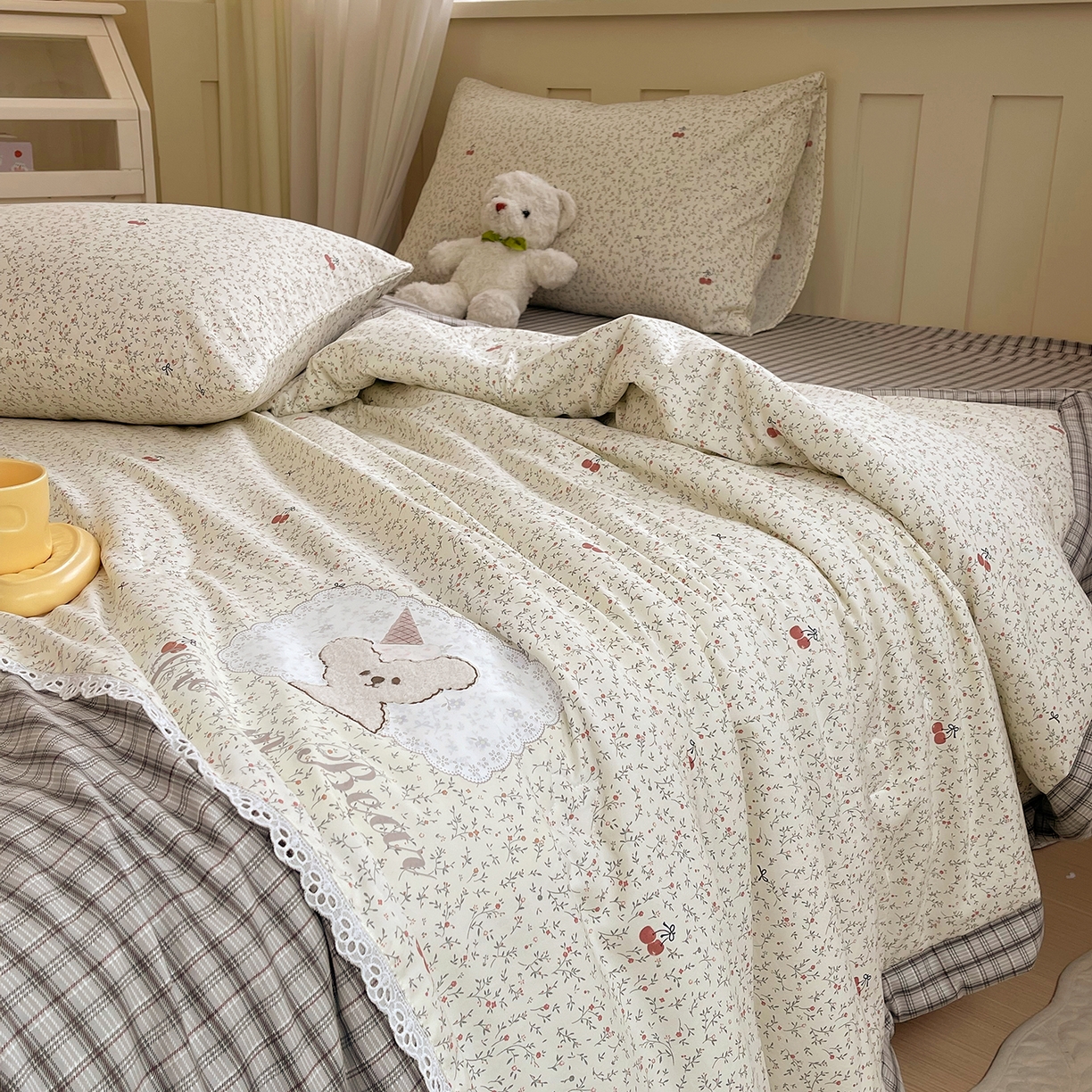 91家纺网 家纺一手货源 找家纺 宝士康家纺 2026新款10A抗菌全棉花边双拼云朵棉单夏被夏被四件套 双拼灰格-碎花小樱桃