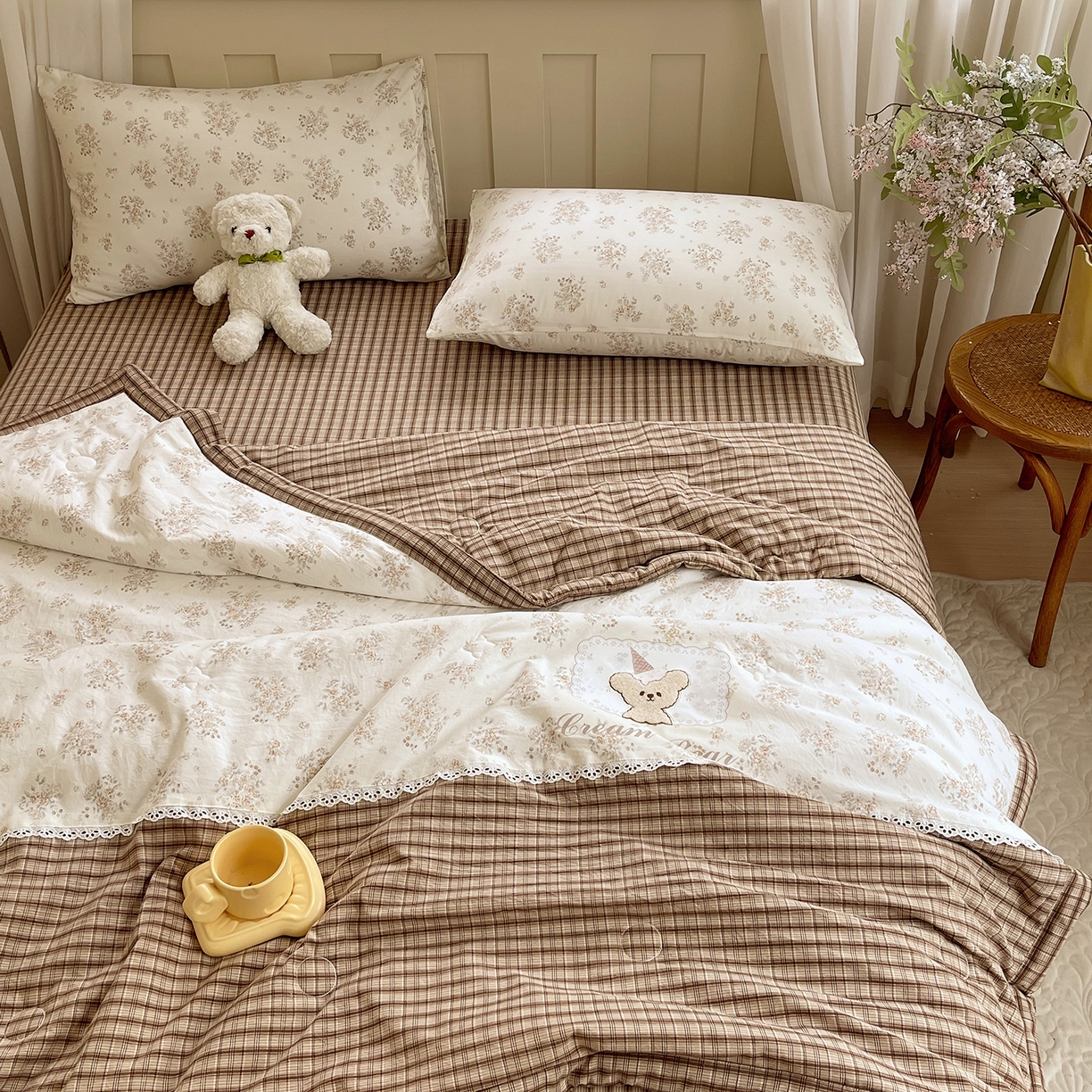 91家纺网 家纺一手货源 找家纺 宝士康家纺 2026新款10A抗菌全棉花边双拼云朵棉单夏被夏被四件套 双拼咖格-花田小熊