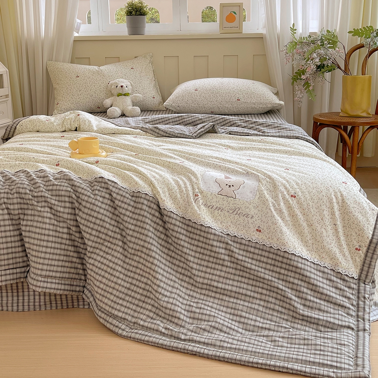 91家纺网 家纺一手货源 找家纺 宝士康家纺 2026新款10A抗菌全棉花边双拼云朵棉单夏被夏被四件套 双拼灰格-碎花小樱桃