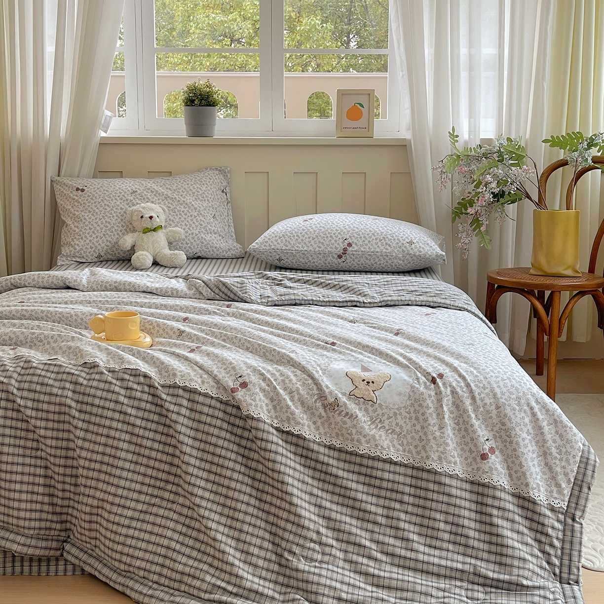 91家纺网 家纺一手货源 找家纺 宝士康家纺 2026新款10A抗菌全棉花边双拼云朵棉单夏被夏被四件套 双拼灰格-蝴蝶花卉