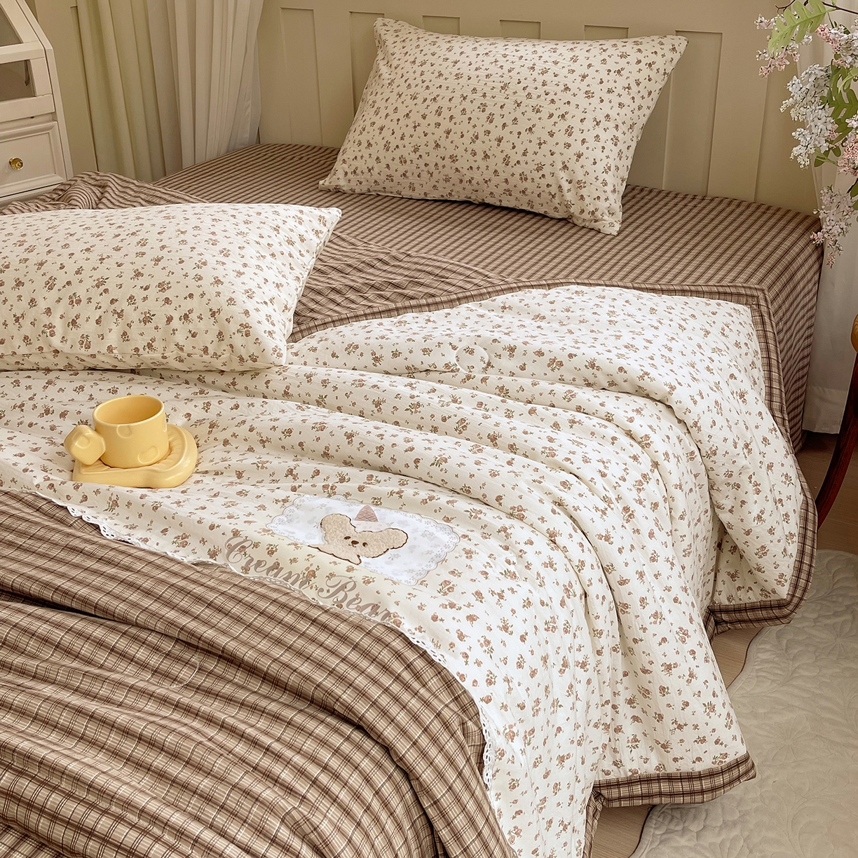 91家纺网 家纺一手货源 找家纺 宝士康家纺 2026新款10A抗菌全棉花边双拼云朵棉单夏被夏被四件套 双拼咖格-玫瑰小熊