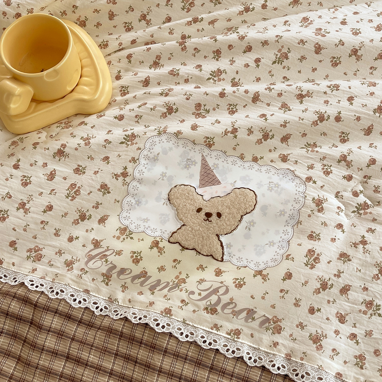 91家纺网 家纺一手货源 找家纺 宝士康家纺 2026新款10A抗菌全棉花边双拼云朵棉单夏被夏被四件套 双拼咖格-玫瑰小熊