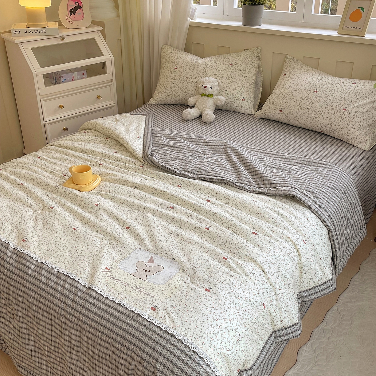 91家纺网 家纺一手货源 找家纺 宝士康家纺 2026新款10A抗菌全棉花边双拼云朵棉单夏被夏被四件套 双拼灰格-碎花小樱桃
