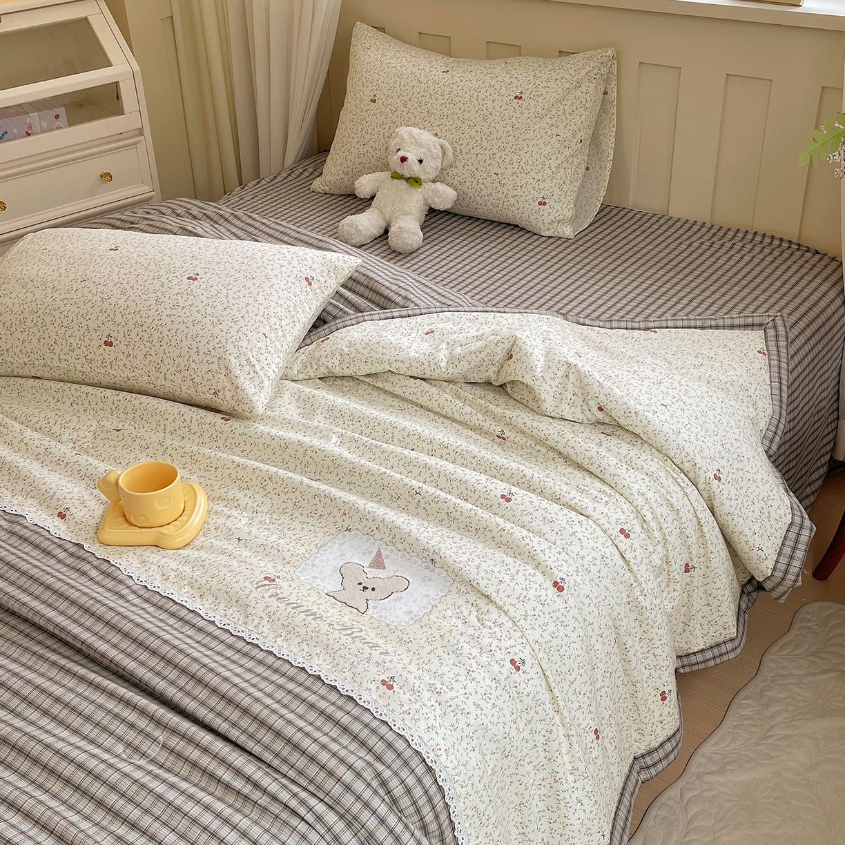 91家纺网 家纺一手货源 找家纺 宝士康家纺 2026新款10A抗菌全棉花边双拼云朵棉单夏被夏被四件套 双拼灰格-碎花小樱桃