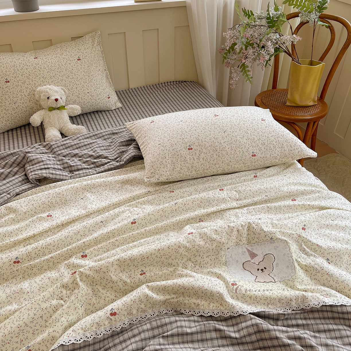 91家纺网 家纺一手货源 找家纺 宝士康家纺 2026新款10A抗菌全棉花边双拼云朵棉单夏被夏被四件套 双拼灰格-碎花小樱桃