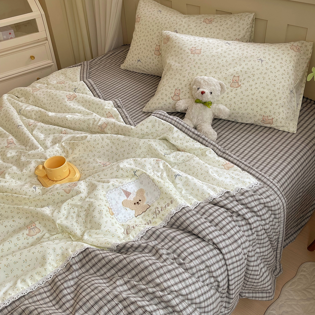 91家纺网 家纺一手货源 找家纺 宝士康家纺 2026新款10A抗菌全棉花边双拼云朵棉单夏被夏被四件套 双拼灰格-碎花小狗
