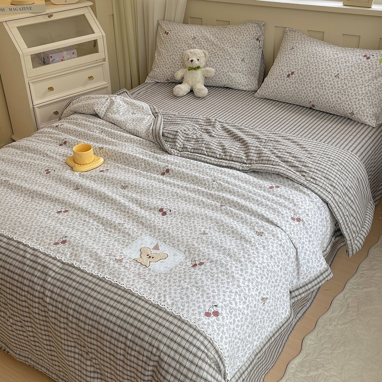 91家纺网 家纺一手货源 找家纺 宝士康家纺 2026新款10A抗菌全棉花边双拼云朵棉单夏被夏被四件套 双拼灰格-蝴蝶花卉