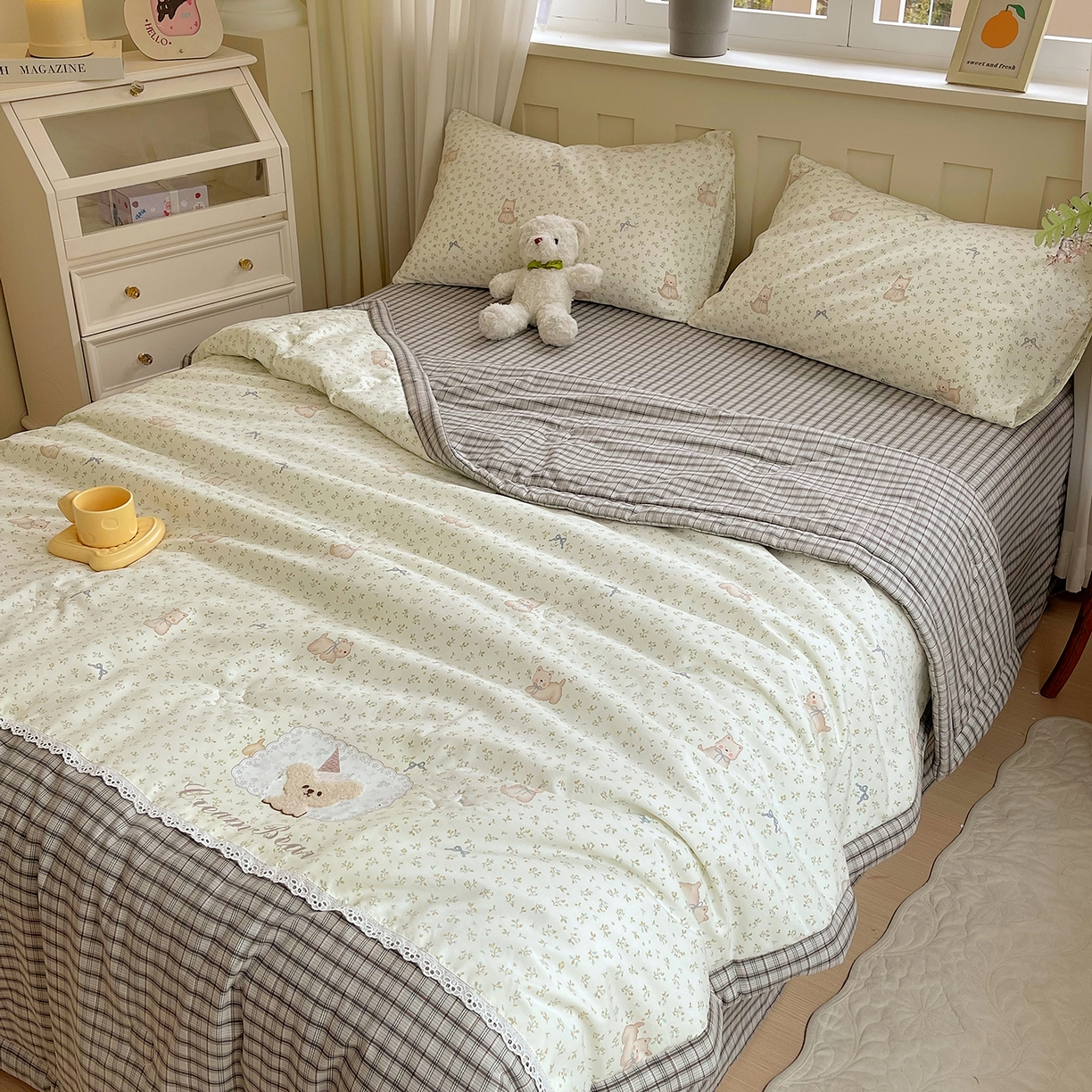 91家纺网 家纺一手货源 找家纺 宝士康家纺 2026新款10A抗菌全棉花边双拼云朵棉单夏被夏被四件套 双拼灰格-碎花小狗