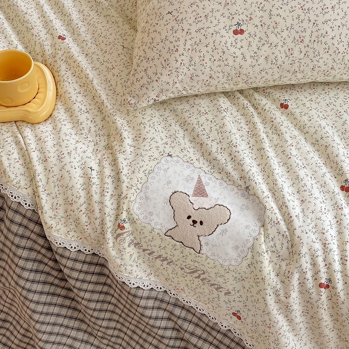 91家纺网 家纺一手货源 找家纺 宝士康家纺 2026新款10A抗菌全棉花边双拼云朵棉单夏被夏被四件套 双拼灰格-碎花小樱桃