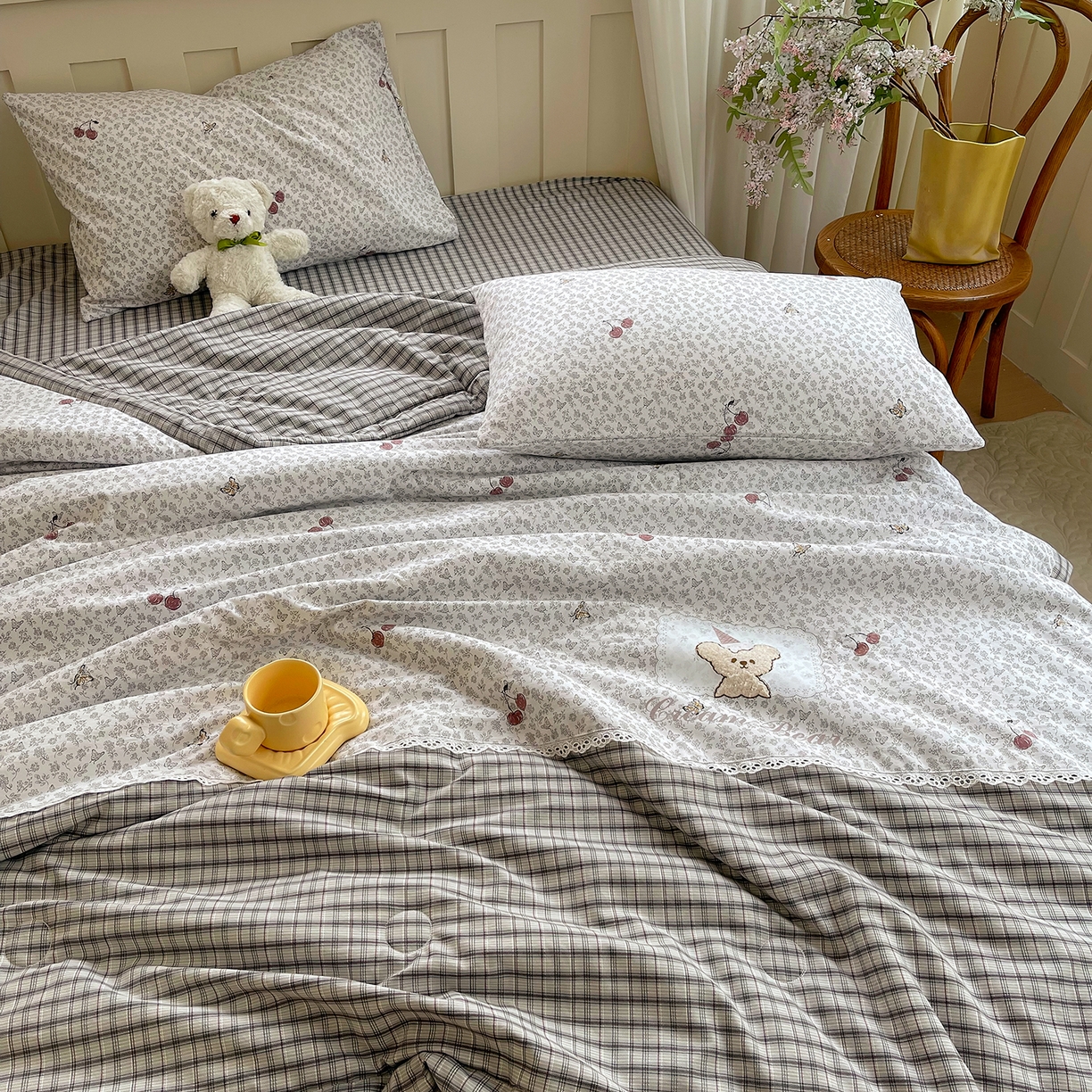 91家纺网 家纺一手货源 找家纺 宝士康家纺 2026新款10A抗菌全棉花边双拼云朵棉单夏被夏被四件套 双拼灰格-蝴蝶花卉