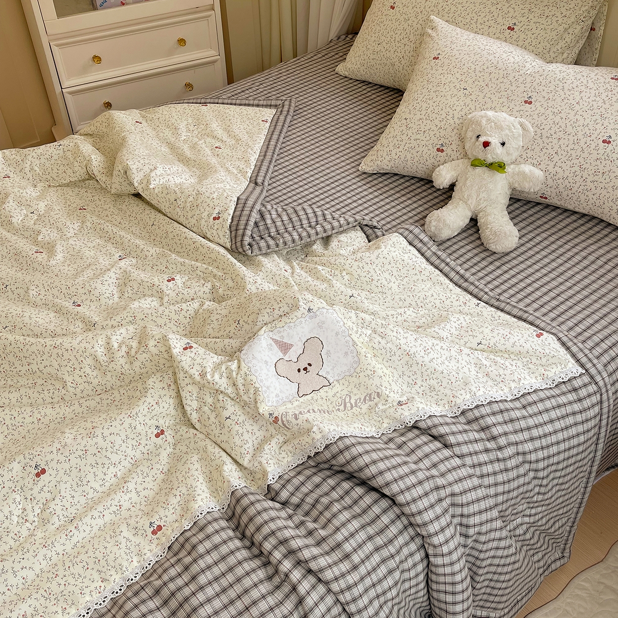 91家纺网 家纺一手货源 找家纺 宝士康家纺 2026新款10A抗菌全棉花边双拼云朵棉单夏被夏被四件套 双拼灰格-碎花小樱桃