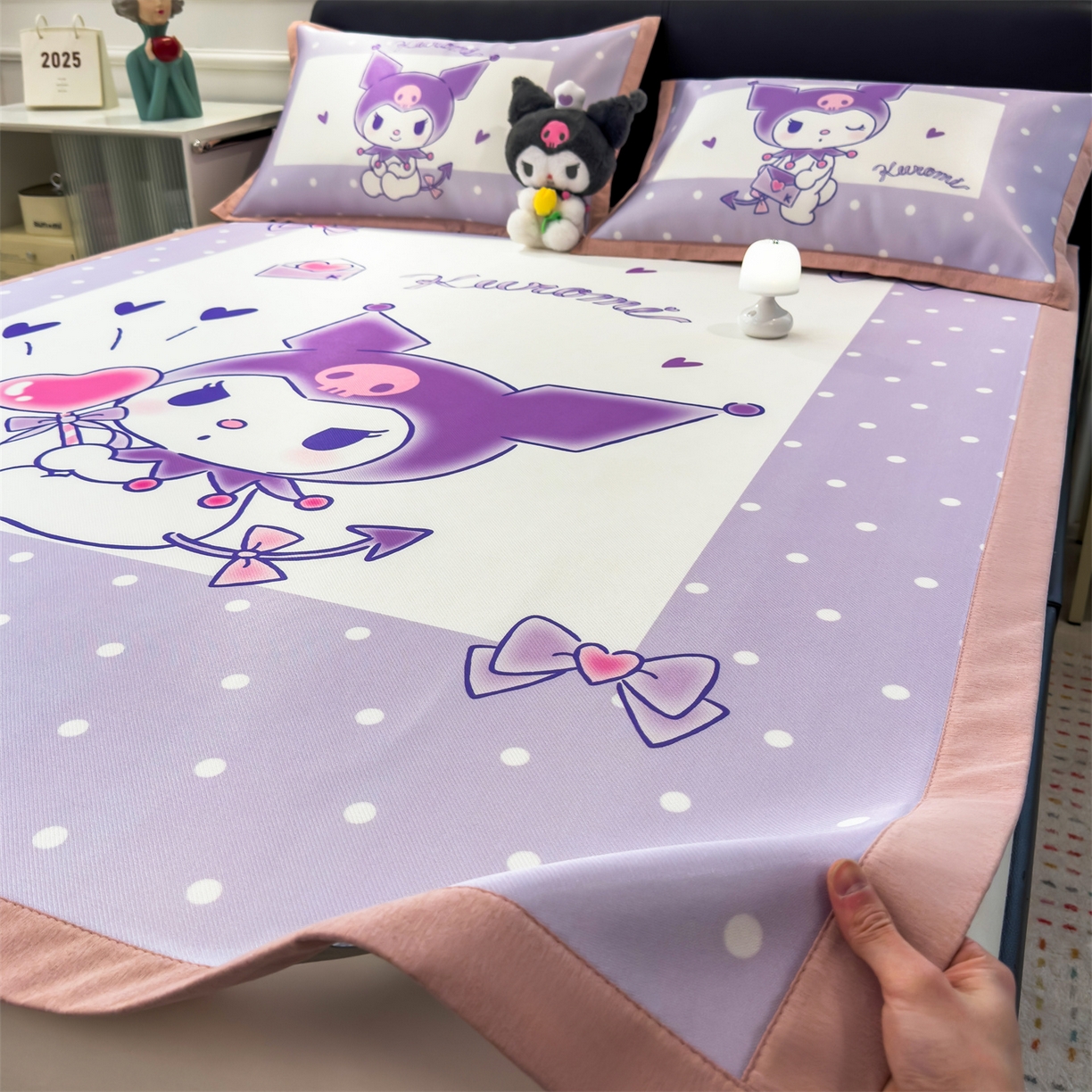 91家纺网 家纺一手货源 找家纺 兄弟坊 2026新款正版授权A类大版卡通烫光冰丝凉席冰丝席 爱心库洛米